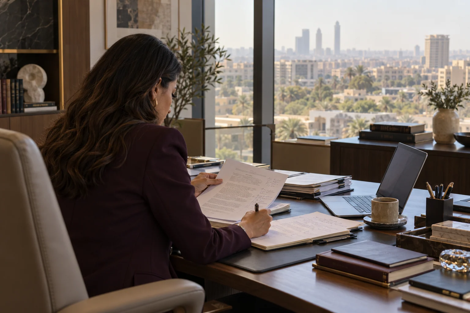 محامية مصرية تراجع ملف حوكمة شركات داخل مكتب بالقاهرة الجديدة